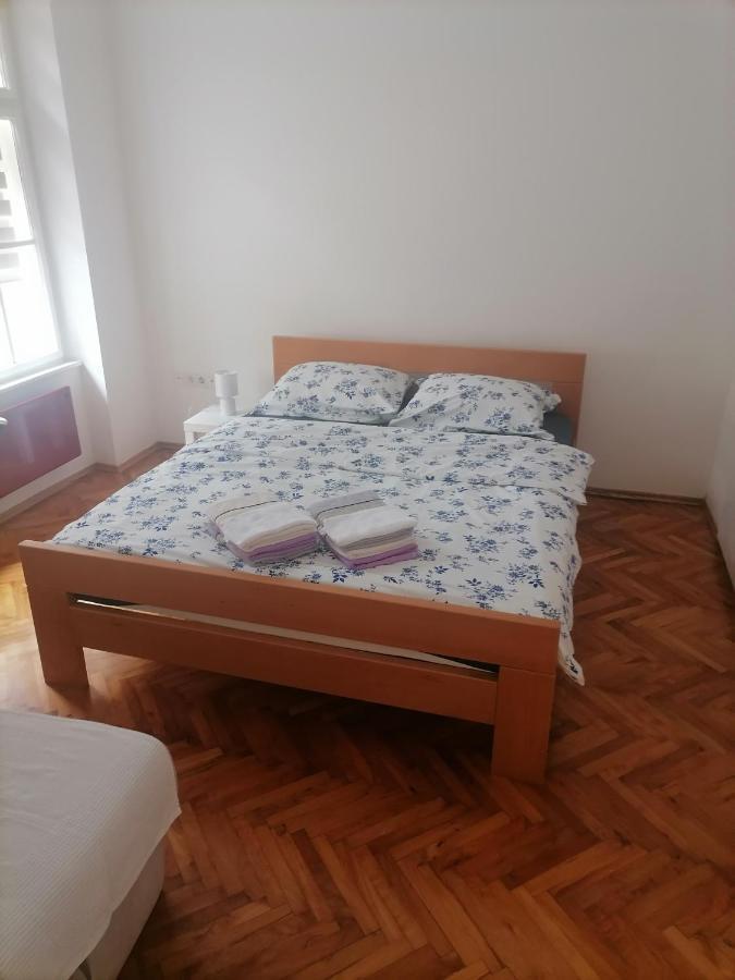 Apartman Semren Appartamento Zagabria Esterno foto